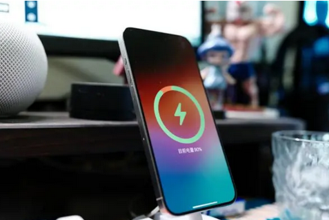 八公山苹果15换屏服务分享用什么充电器给iPhone15充电更好 